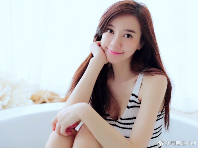 Ngắm vẻ đẹp không già của chân dài đại lục Châu Vĩ Đồng