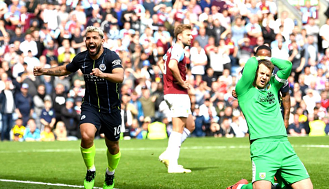 Man City thắng sát nút Burnley nhờ công của Aguero