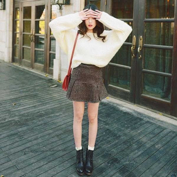 Bốt cổ ngắn và chân váy len