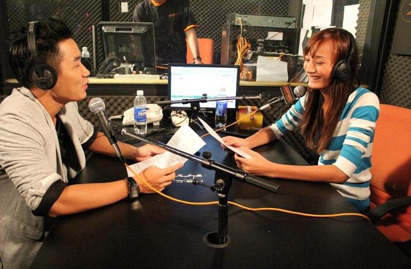 Màn cầu hôn trên sóng radio