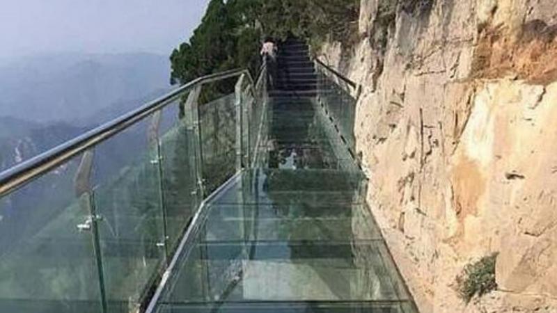 Cầu kính Rồng mây cheo leo trên vách núi