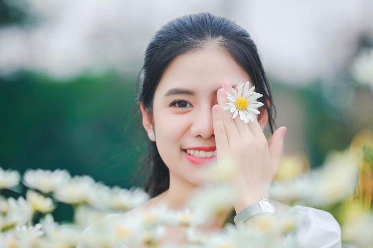 Che một bên mắt bằng hoa