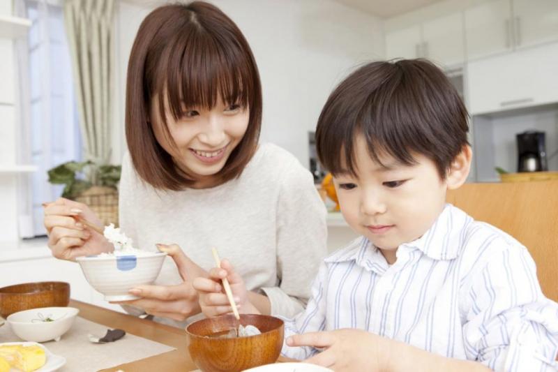 Làm mẫu khi ăn cùng trẻ