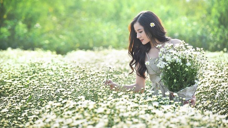 Đứng giữa vườn hoa