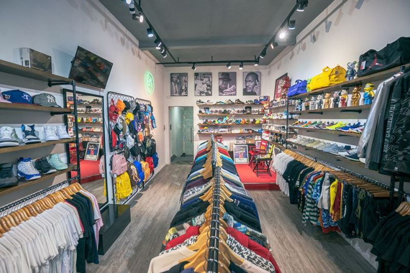 Không gian bên trong G-Lab, không những bán giày shop còn bán nhiều mặt hàng khác như: balo, áo, nón,...
