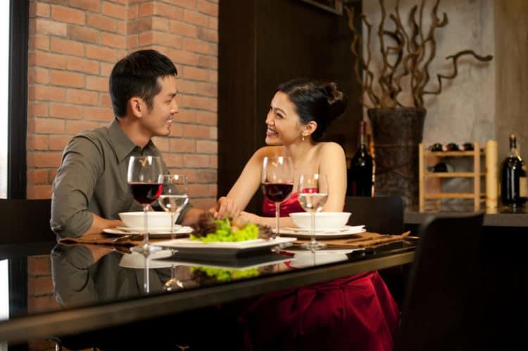Ăn mặc đứng đắn khi xuất hiện trước mặt bố mẹ vợ