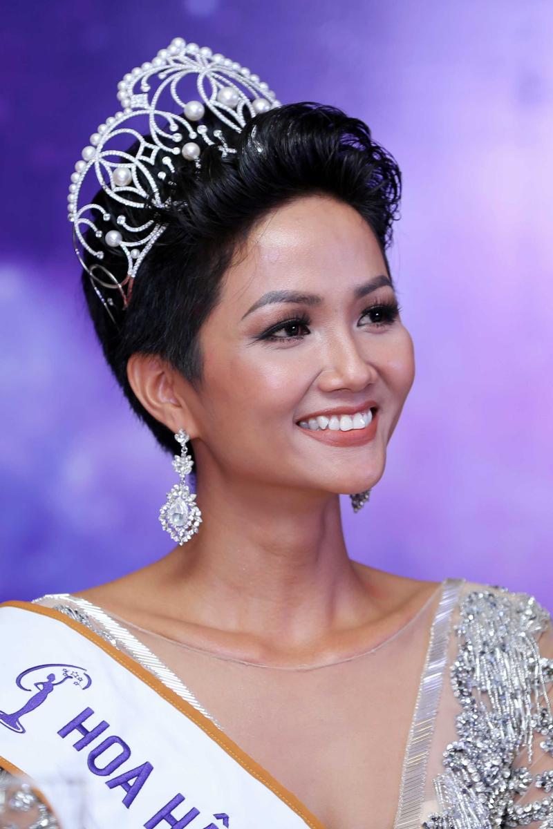 H'Hen Niê đăng quang hoa hậu