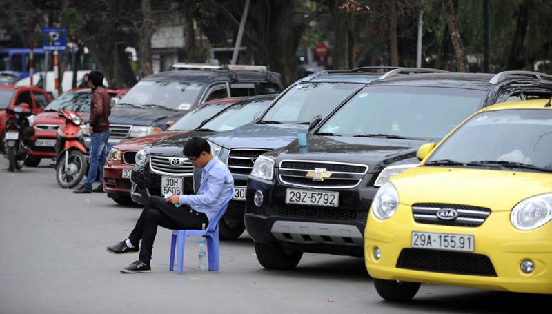Ngày Tết, người người rủ nhau đi lễ hội, đi chơi, mua sắm Tết cũng là mùa giữ xe với nhu cầu tăng gấp chục lần ngày thường