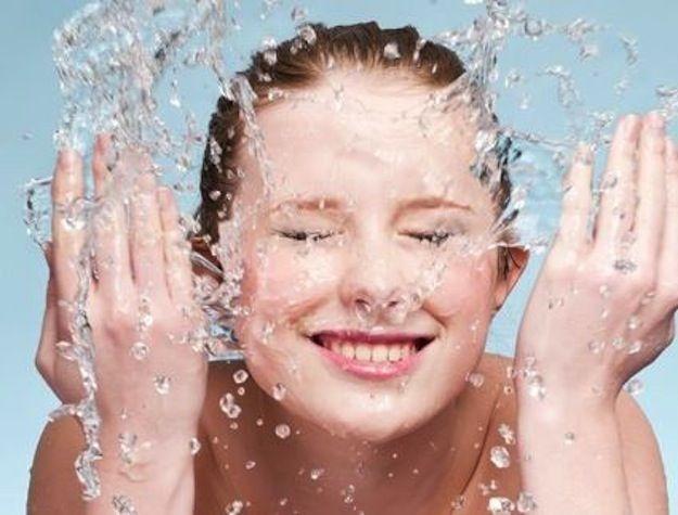 Dùng nước sạch để rửa và dùng khăn bông thấm khô