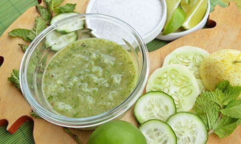 Dưa chuột (dưa leo) xay nhuyễn và nước cốt chanh se khít lỗ chân lông