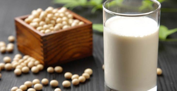 Một số thực phẩm giàu chất xơ như đậu nành, dâu tây, tinh bột