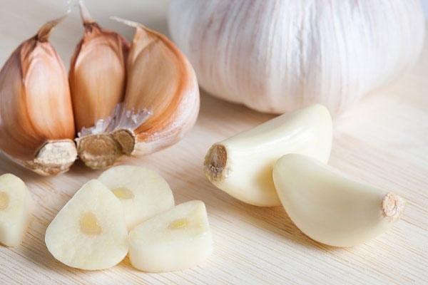 Dùng tỏi để giúp mái tóc mọc nhanh hơn.