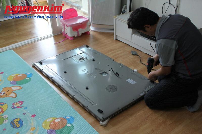 Trung tâm Nguyễn Kim sở hữu đội ngũ nhân viên và kỹ thuật trình độ chuyên môn cao, nhiều kinh nghiệm có thể đáp ứng những nhu cầu sửa chữa bảo hành của khách hàng một cách nhanh chóng và hiệu quả nhất.