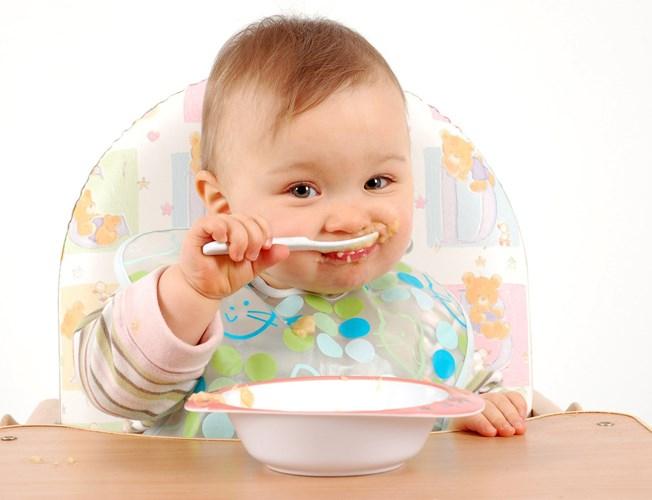 Tự ăn bằng dụng cụ ăn